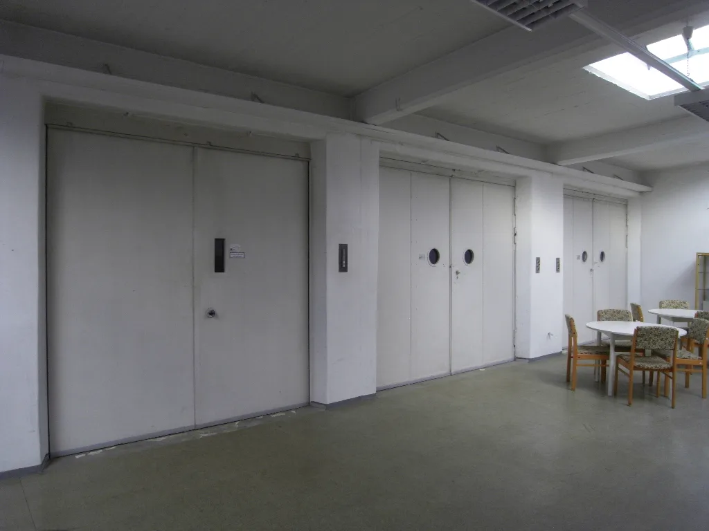 Historische Aufzugstore in der Stern-Garage